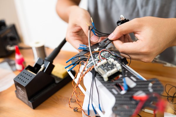 Est-il recommandé d'utiliser des drones pour la photographie aérienne en camping ?