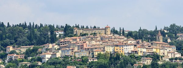 Quelles sont les locations en Provence avec des ateliers de lavande et distillation d'huiles essentielles?